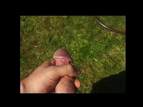 ❤️ O bunăciune fierbinte își face sex cu păsărica roz și ejaculează cu un squirt într-o grădină de vară ❌  at ro.sexarxiv.ru ❤